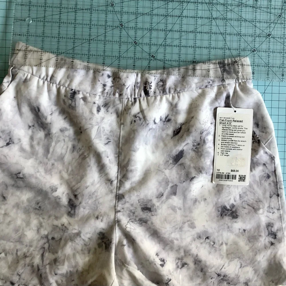 NWT Lululemon Print Flat Front Relaxed Shorts 4.5” Aquila Rhino Grey Multi 10 - Picture 2 of 12